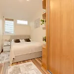Bright & Cozy In The City Center By Renters *