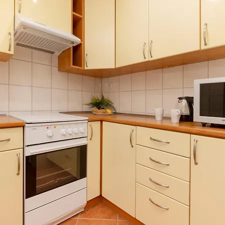 Bright & Cozy In The City Center By Renters