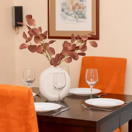 Bright & Cozy In The City Center By Renters Apartament