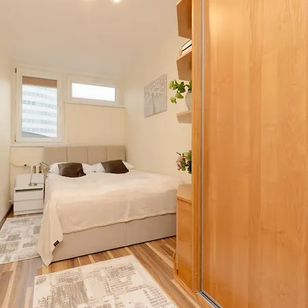 Bright & Cozy In The City Center By Renters *
